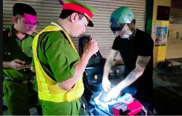 Công an địa phương phối hợp kiểm tra phương tiện, phát hiện và ngăn chặn các hành vi vi phạm pháp luật về giao thông, trật tự công cộng.