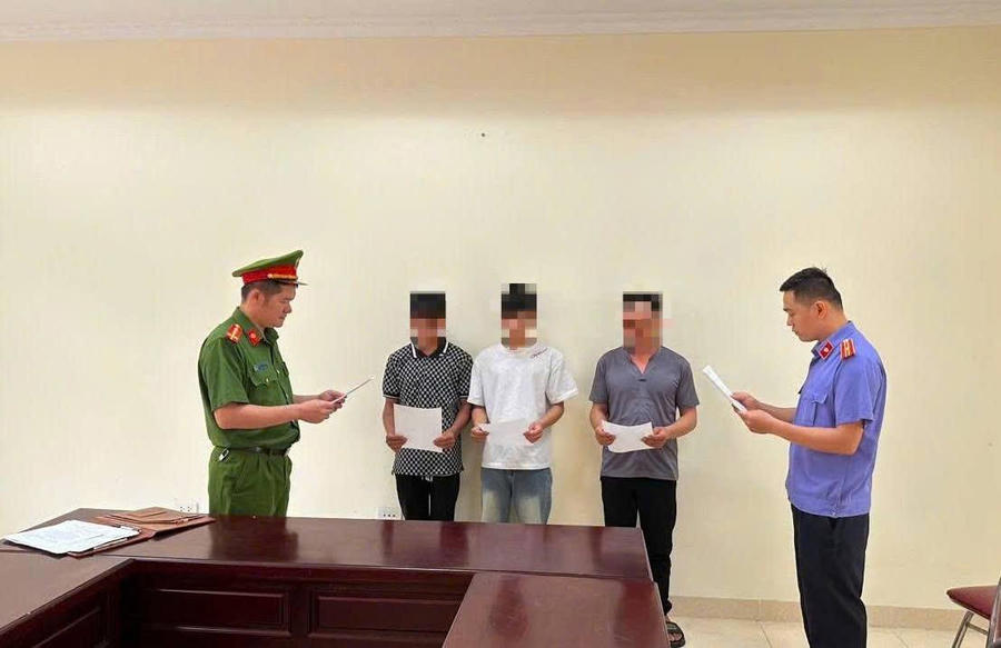 Các đối tượng Thắng, Hiển, Đ.T.H tại cơ quan công an. (Ảnh: Công an Cao Bằng).