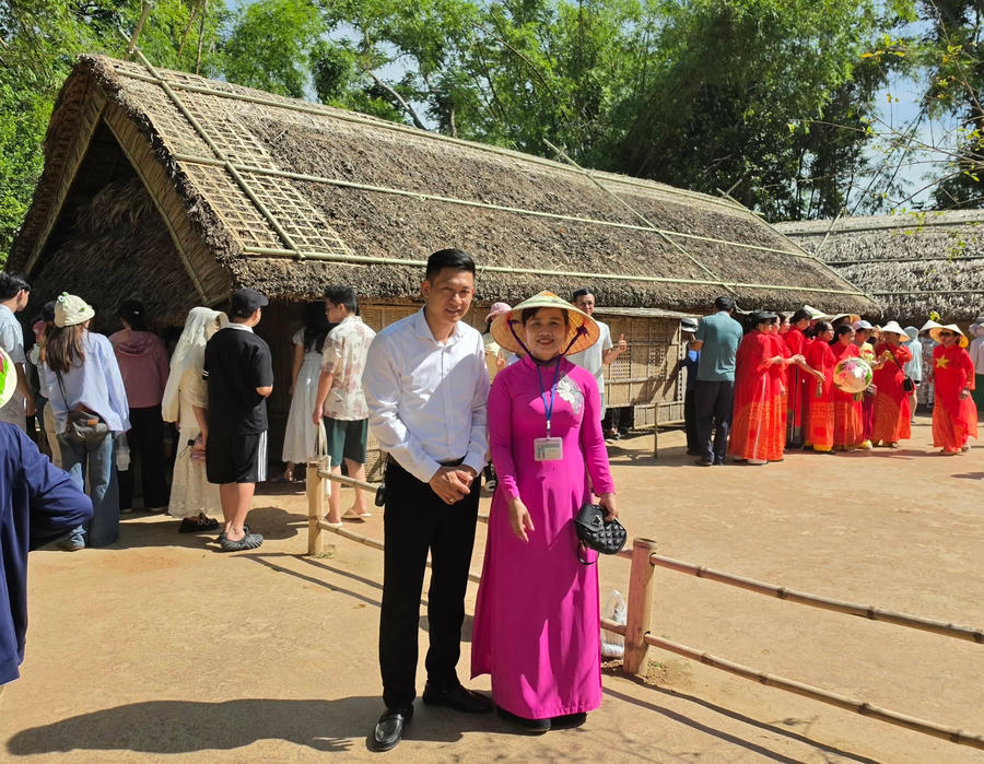 Tác giả (bên trái) tại Quê Bác ngày 21/6/2026.