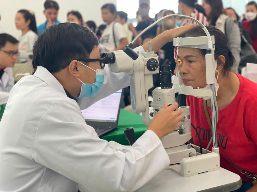 Hoạt động khám sức khỏe thu hút đông đảo công nhân, người lao động
