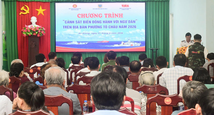Quang cảnh Chương trình “Cảnh sát biển đồng hành với ngư dân” tại phường Tô Châu.