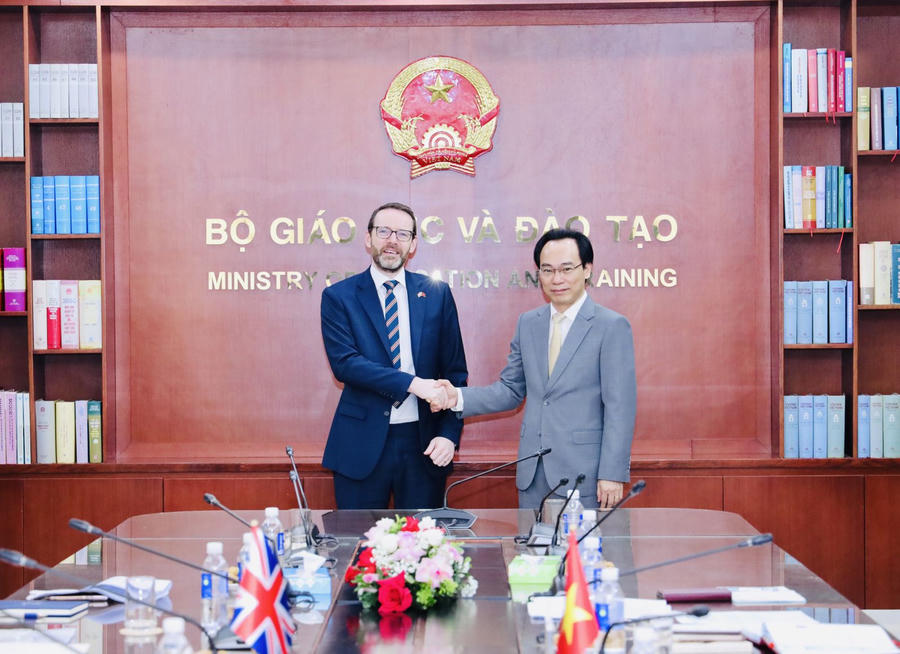 Bộ trưởng Hoàng Minh Sơn và Đại sứ Iain Frew trao đổi về hợp tác giáo dục và đào tạo giữa hai nước Việt Nam - Vương quốc Anh.
