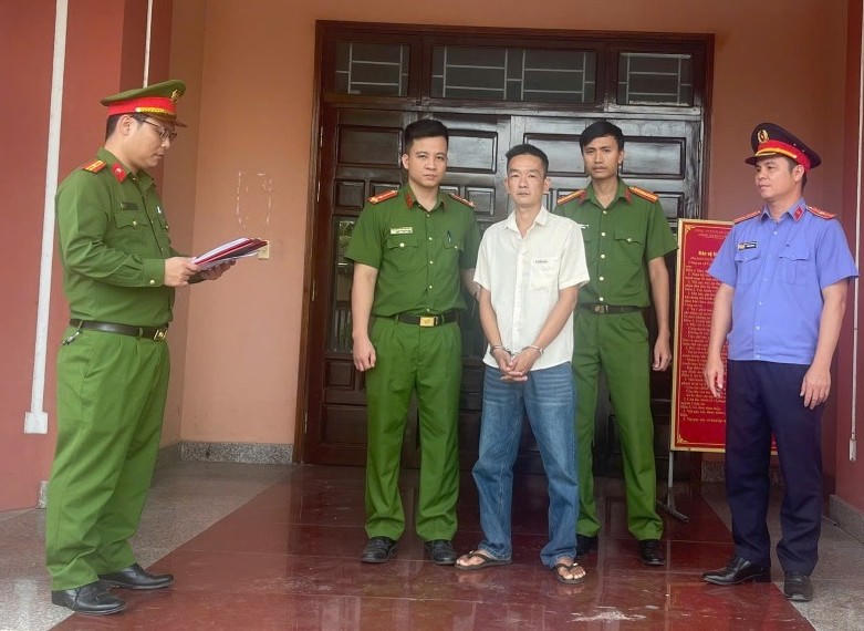 Tống đạt quyết định&nbsp;khởi tố vụ án, khởi tố bị can và thi hành Lệnh bắt bị can để tạm giam đối với Thái Quốc Phúc - Ảnh Công an Quảng Trị.
