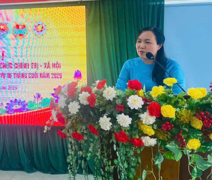 Các đại biểu trình bày báo cáo.