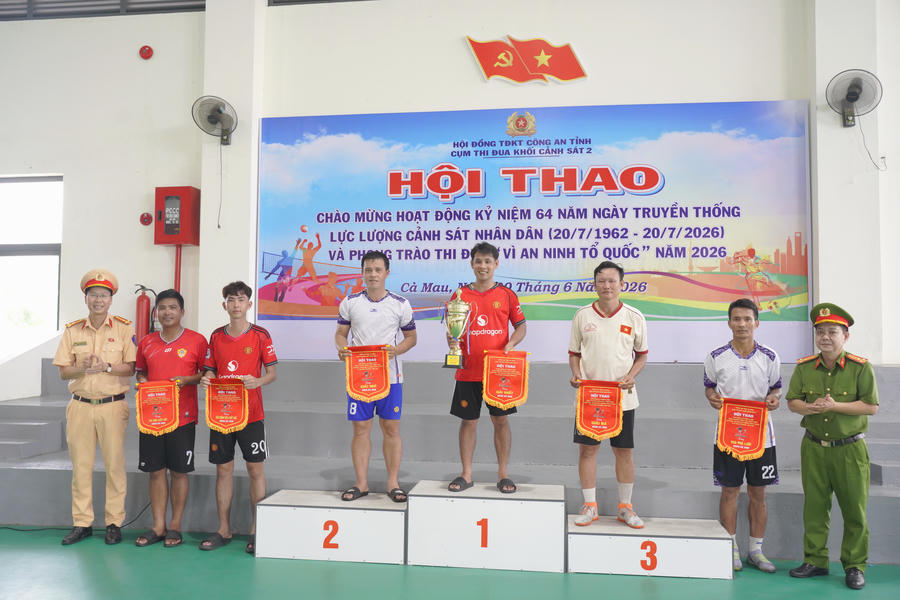 Ban Tổ chức trao giải cho các tập thể, cá nhân có thành tích xuất sắc môn Bóng đá nam.