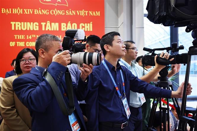 Nhà báo tác nghiệp (ảnh TTXVN).
