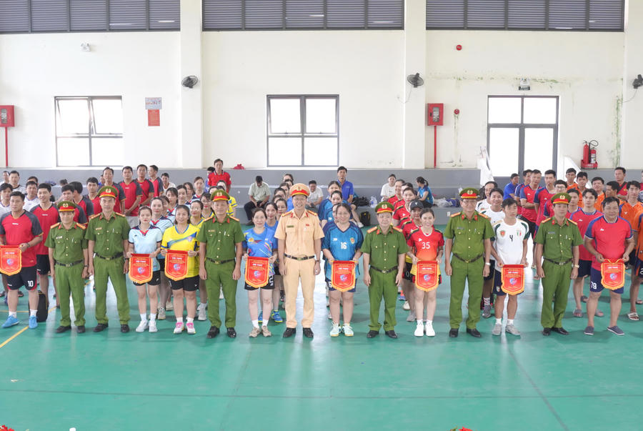 Ban Tổ chức trao cờ lưu niệm cho các đội tham gia thi đấu.