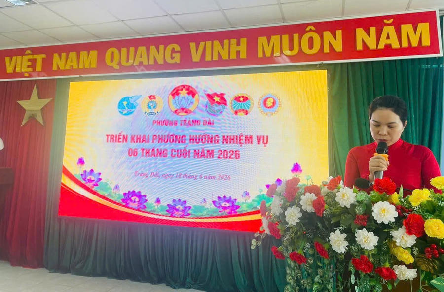 Các đại biểu trình bày báo cáo.