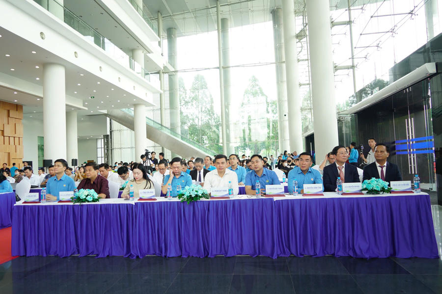 Các đại biểu tham dự chương trình trình “Trao sức khỏe và tư vấn pháp luật cho công nhân - Vì một Việt Nam khỏe mạnh” năm 2026