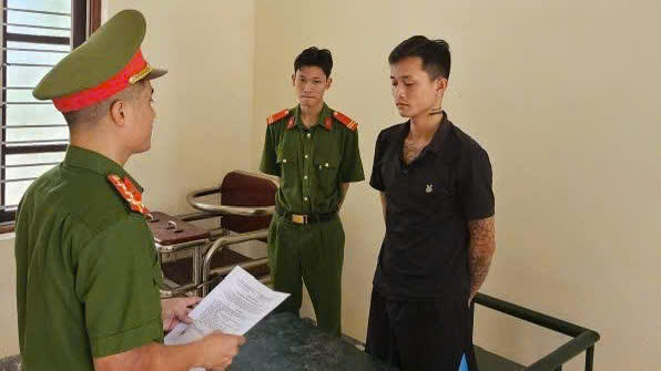 Tống đạt quyết định khởi tố vụ án, khởi tố bị can, tạm giam đối tượng - Ảnh Công an Hà Tĩnh.