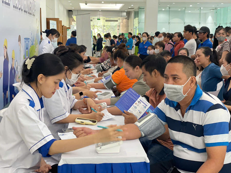 Hoạt động khám sức khỏe thu hút đông đảo công nhân, người lao động