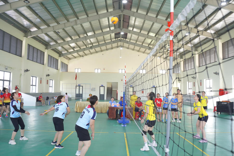 Các vận động viên thi đấu sôi nổi ở nội dung bóng chuyền hơi nữ.