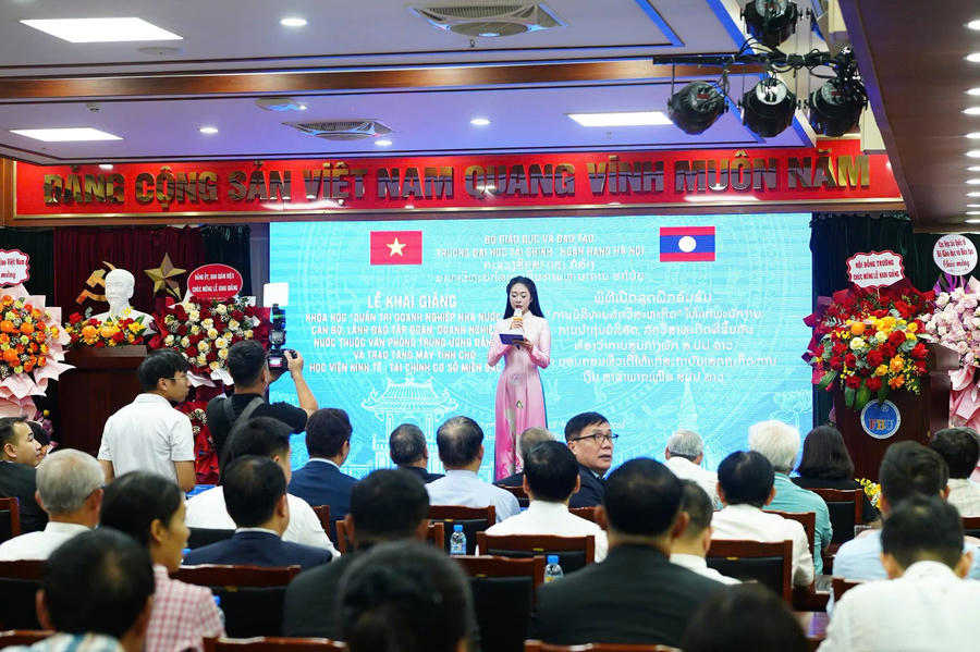 Toàn cảnh lễ khai giảng chương trình bồi dưỡng quản trị doanh nghiệp Nhà nước cho cán bộ Lào.