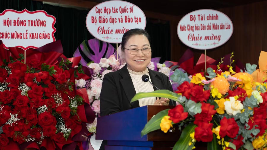 Đại sứ Khamphao Ernthavanh phát biểu tại lễ khai giảng. Ảnh: SVVN