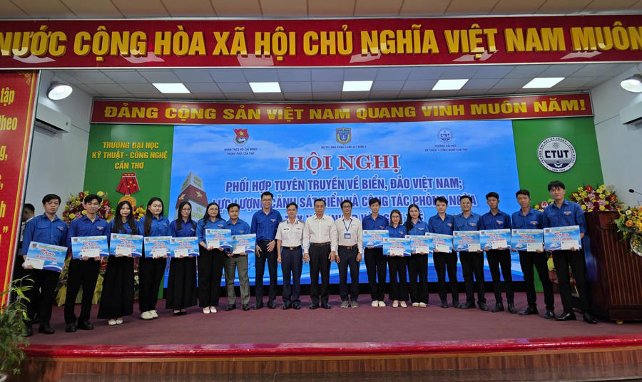 BTL Vùng Cảnh sát biển 4 và các đại biểu tặng quà cho đoàn viên, thanh niên tiêu biểu có nhiều đóng góp vào công tác Đoàn.
