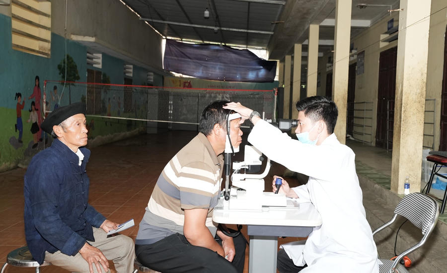 Người dân được khám mắt miễn phí. (Ảnh: Hà Linh).