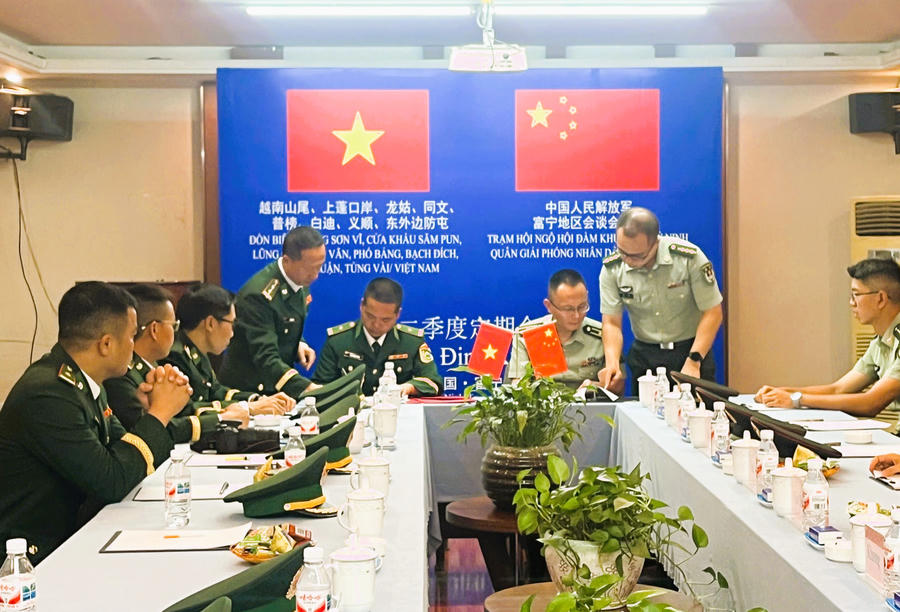 Đoàn công tác Bộ đội Biên phòng tỉnh Tuyên Quang (Việt Nam) ký Biên bản ghi nhớ hợp tác với Trạm Hội ngộ hội đàm biên phòng khu vực Phú Ninh, Quân giải phóng nhân dân Trung Quốc. (Ảnh: Hoàng Chính).