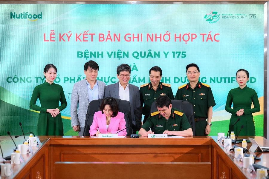 Lãnh đạo hai đơn vị ký kết bản ghi nhớ hợp tác phát triển các giải pháp dinh dưỡng dựa trên nghiên cứu khoa học và bằng chứng lâm sàng.