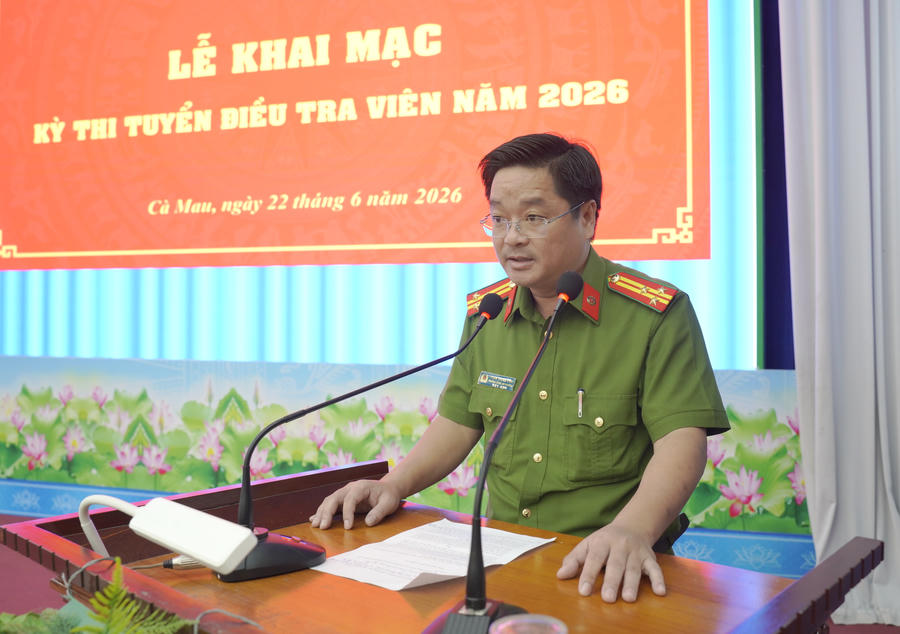Thượng tá Phan Trung Kiên - Trưởng Công an phường Tân Thành, đại diện thí sinh phát biểu hạ quyết tâm tại lễ khai mạc.
