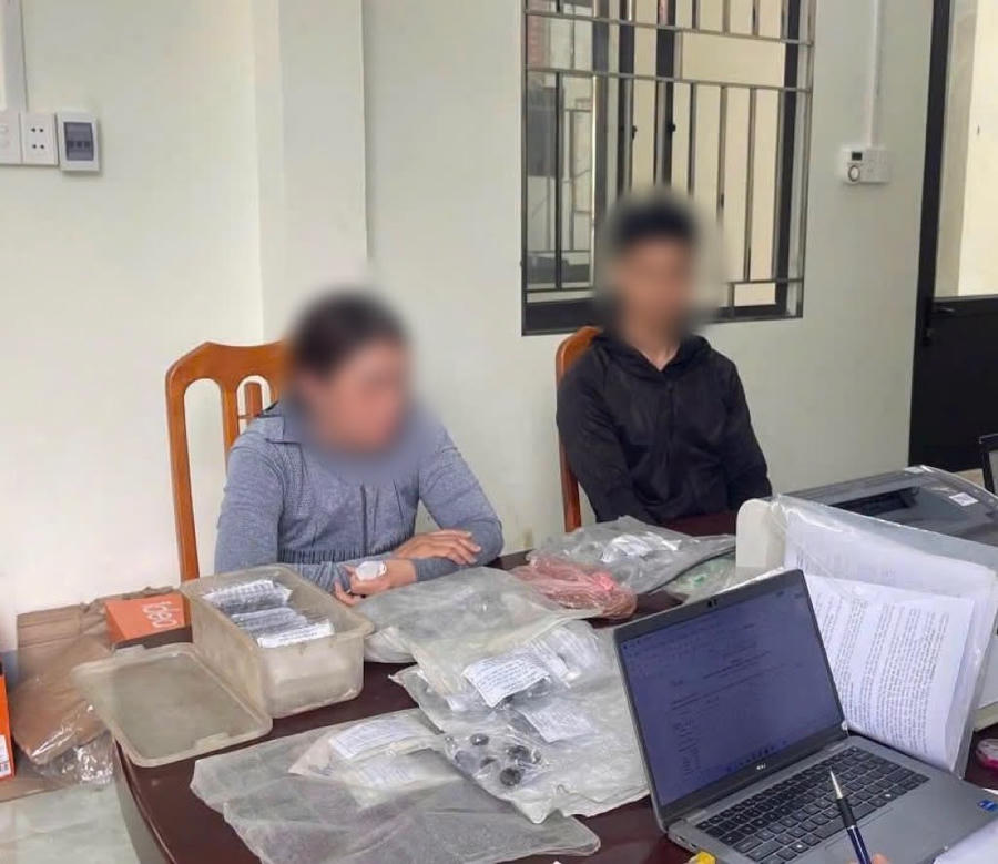 Số lượng lớn sản phẩm không tem mác, nhà sản xuất được bày bán và giới thiệu là thuốc chữa bệnh cho người. (Ảnh: Công an tỉnh Tuyên Quang).