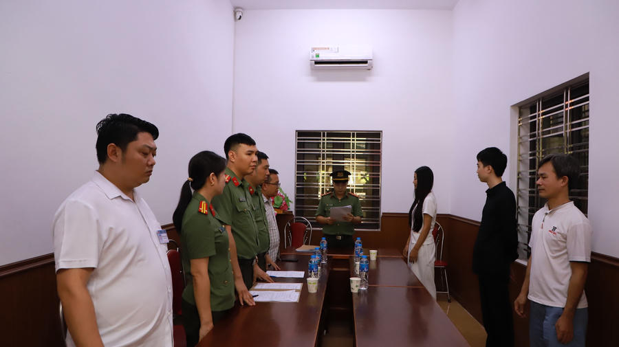 Cơ quan An ninh điều tra Công an tỉnh Lào Cai tống đạt quyết định và lệnh đối với các đối tượng. (Ảnh: CALC)