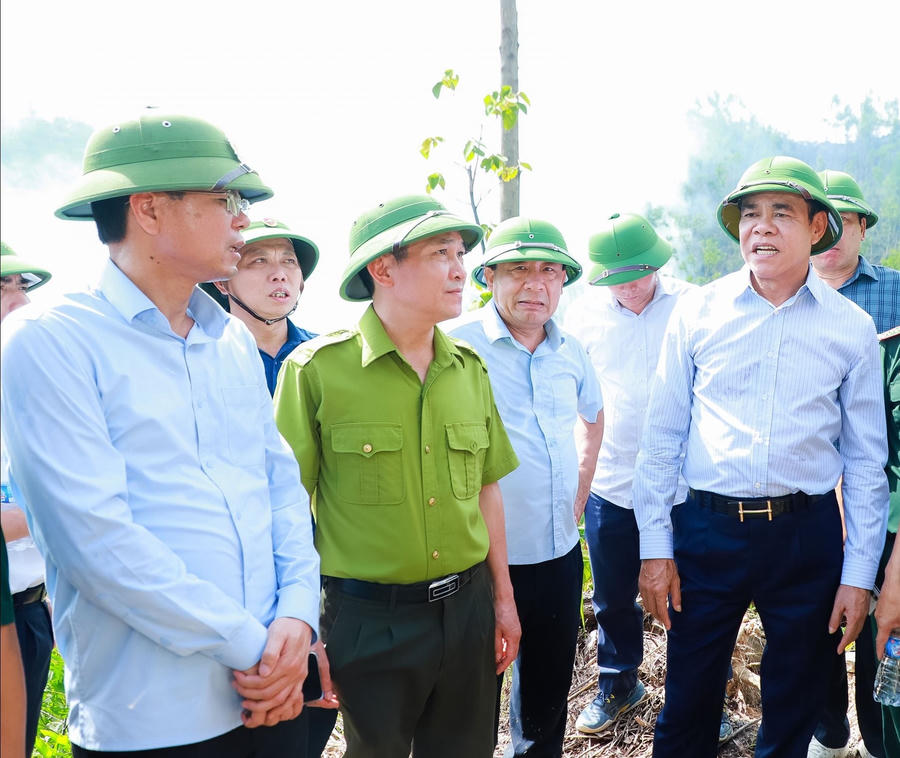 Chủ tịch UBND tỉnh Nghệ An Võ Trọng Hải: "Huy động tối đa nguồn lực để dập tắt hoàn toàn đám cháy trong thời gian sớm nhất". - Ảnh Thành Duy.