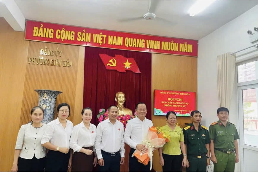 Ông Nguyễn Minh Bình nhận hoa chức mừng.
