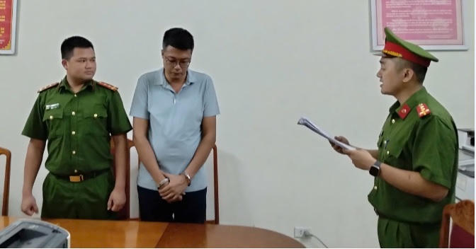 Cơ quan Công an công bố các quyết định khởi tố, bắt bị can để tạm giam đối với Vũ Công Giang. (Ảnh: Công an tỉnh Phú Thọ)
