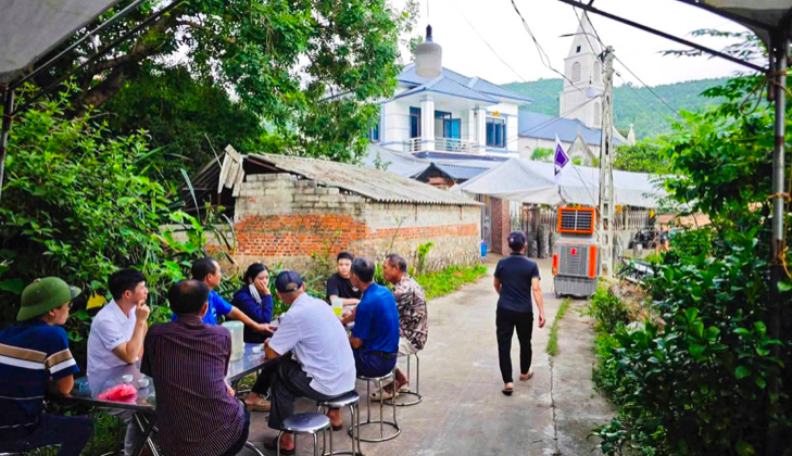 Người thân và hàng xóm tổ chức lo hậu sự cho các nạn nhân xấu số.