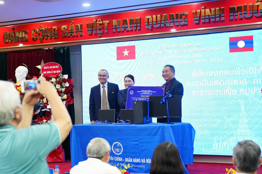 Trường Đại học Tài chính - Ngân hàng Hà Nội đã trao tặng 50 bộ máy tính cho Phân hiệu Học viện Kinh tế - Tài chính Lào tại Bắc Lào.