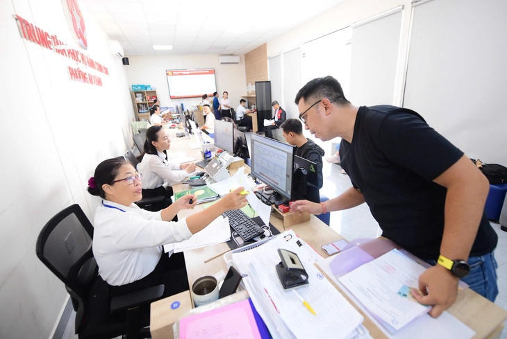 Người dân làm thủ tục hành chính tại Trung tâm phục vụ hành chính công.(Ảnh: Quang Định)