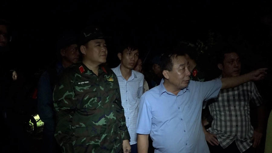 Lãnh đạo tỉnh Nghệ An cùng các đơn vị, địa phương trực tiếp tham gia chỉ huy, chữa cháy tại hiện trường.