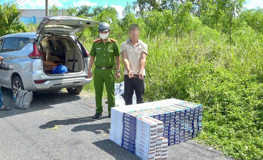 Đối tượng cùng tang vật bị bắt giữ. (Ảnh: CACT)