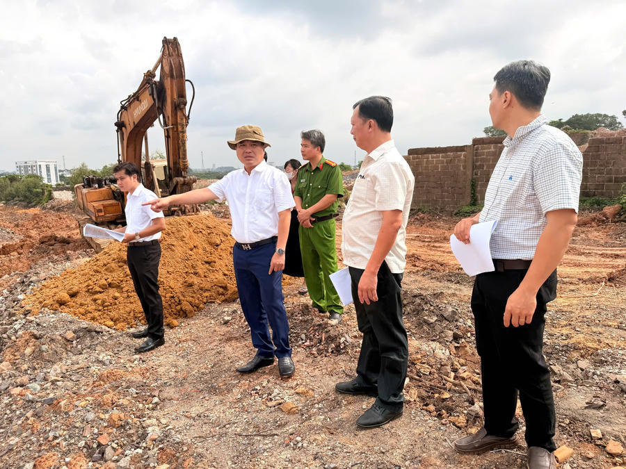 Lãnh&nbsp;đạo phường Trấn Biên, TP Đồng Nai đã kiểm tra hiện trường.