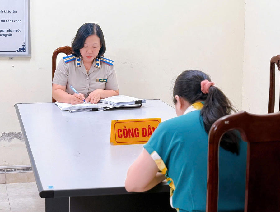 Chấp hành viên Nguyễn Thị An đối thoại, giải thích pháp luật cho đương sự.
