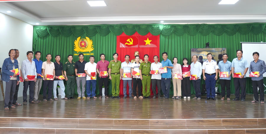Đoàn công tác trao tặng 50 lá cờ Tổ quốc cho người dân và ngư dân xã Phan Ngọc Hiển.