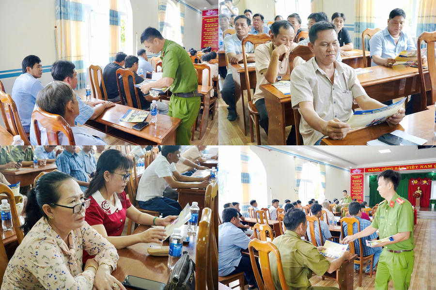 Cán bộ Công an xã Phan Ngọc Hiển phát tờ rơi tuyên truyền cho người dân.