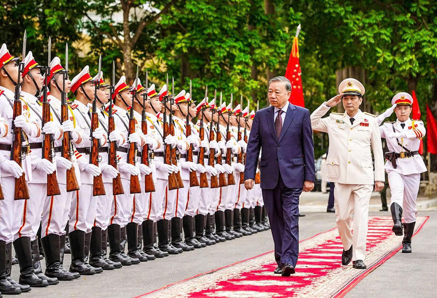 Đồng chí Tô Lâm - Tổng Bí thư, Chủ tịch nước Cộng hoà xã hội chủ nghĩa Việt Nam duyệt đội danh dự.
