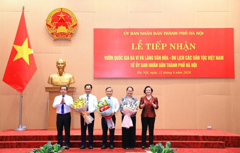 Bí thư Thành ủy Hà Nội Trần Đức Thắng và Phó Thủ tướng Phạm Thị Thanh Trà tặng hoa chúc mừng TP. Hà Nội, Bộ NN&MT, Bộ VHTT&DL. (Ảnh: VGP/Thu Giang)