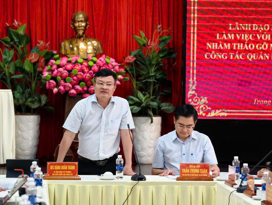 Ông Đặng Doãn Thành, Bí thư Đảng ủy phường Trảng Bom, Đại biểu Quốc hội khóa XVI, phát biểu ý kiến.