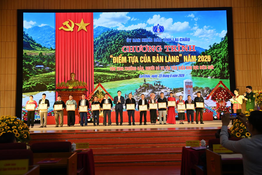 Đồng chí Nguyễn Tuấn Anh - Phó Bí thư Thường trực Tỉnh ủy tặng Bằng khen cho trưởng bản, người có uy tín tiêu biểu.