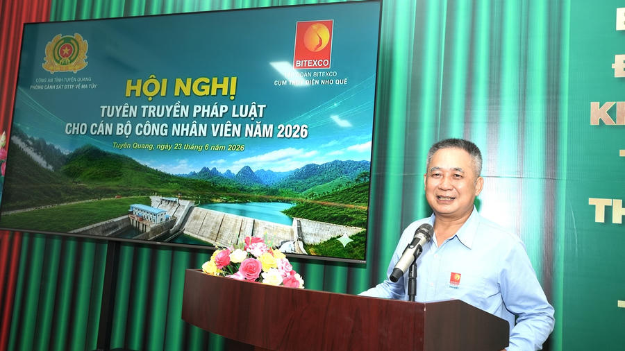Ông Nguyễn Phú Xuyên, Phó giám đốc Công ty Cổ phần Thủy điện Nho Quế 1 phát biểu tại chương trình tuyên truyền, phổ biến pháp luật về phòng, chống ma túy.