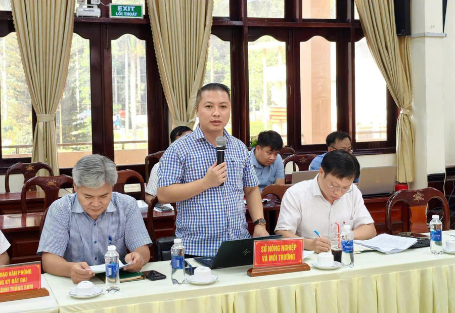 Các đại biểu trình bày ý kiến tại cuộc họp.