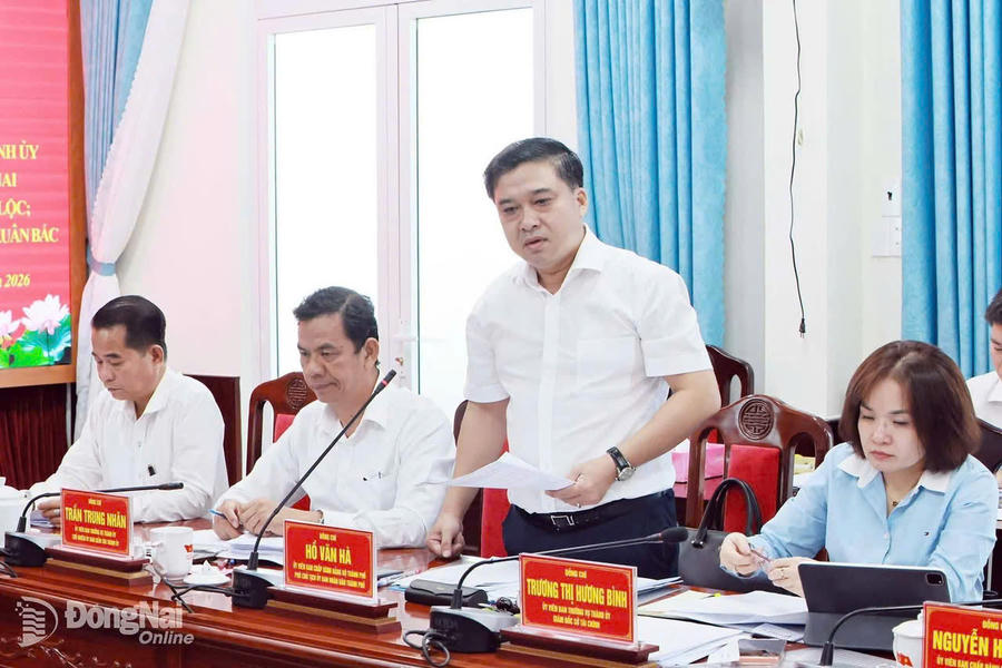 Đại biểu các xã, phường trình bày ý kiến.