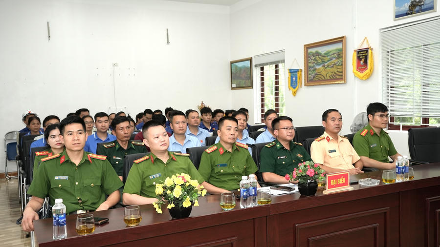 Các đại biểu tham dự chương trình tuyên truyền, phổ biến pháp luật về phòng, chống ma túy tại Cụm Thủy điện Nho Quế.