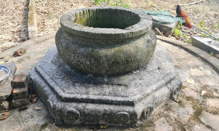 Giếng đá cổ mấy trăm năm trong đền đã. Ảnh: Quách Du/ Báo Lao Động