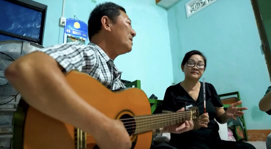 Vợ chồng nghệ nhân Trần Hữu Phước và Lê Thị Hoa cùng gia đình quây quần tập hát bài chòi.