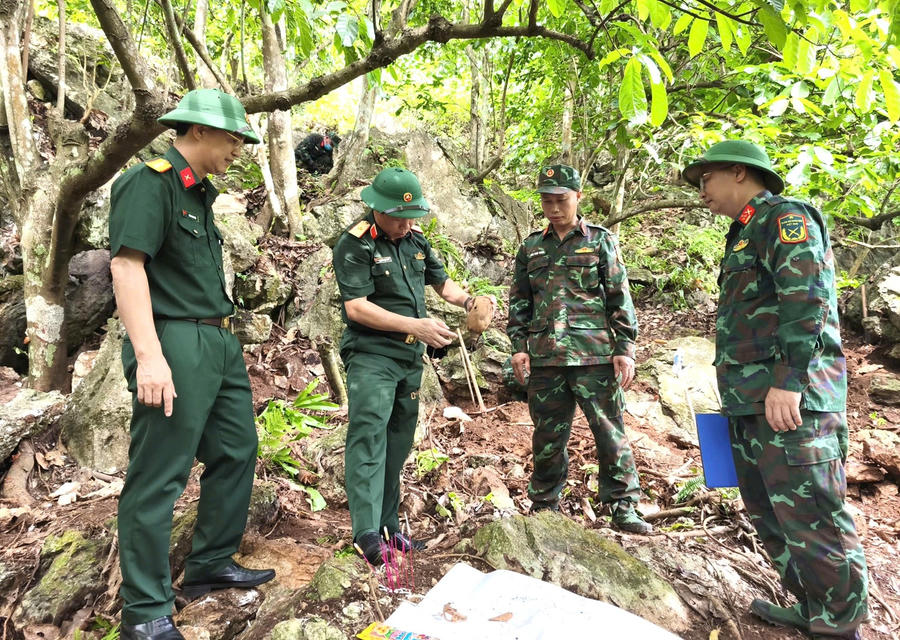 Thiếu tướng Nguyễn Ngọc Ngân, Phó Chủ nhiệm Chính trị Quân khu 2, kiểm tra công tác tìm kiếm, quy tập hài cốt liệt sĩ tại điểm cao 400 đá, thôn Giang Nam, xã Thanh Thủy, tỉnh Tuyên Quang.