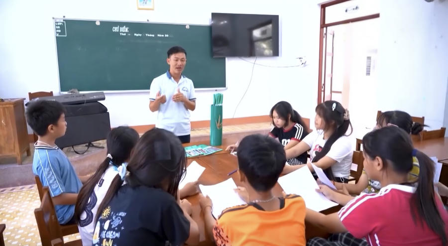 Lớp học hát bài chòi miễn phí thu hút đông đảo thanh thiếu niên trên xã đảo tham gia.
