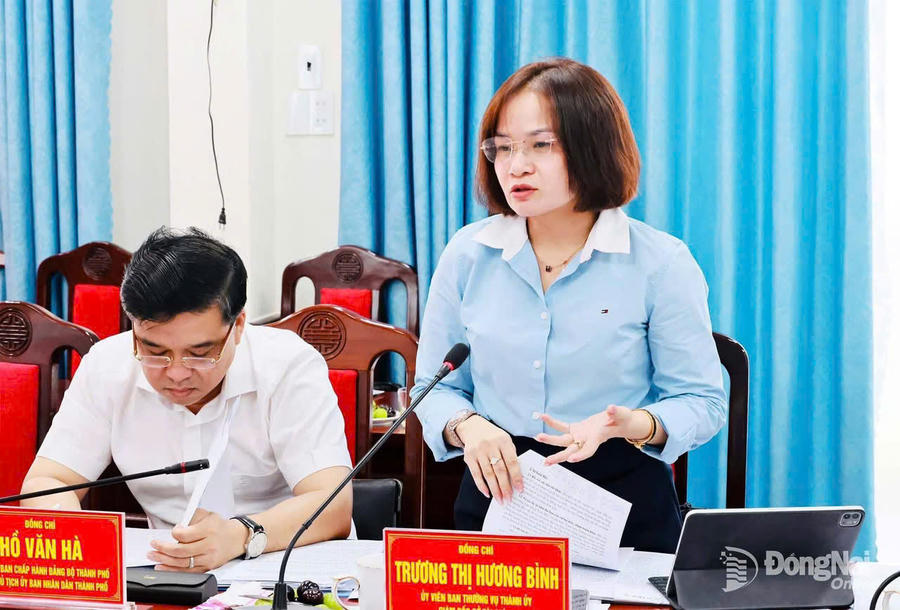 Đại biểu các xã, phường trình bày ý kiến.